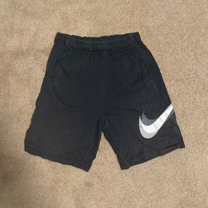Nike graphic shorts, in great condition. 6” inseam.